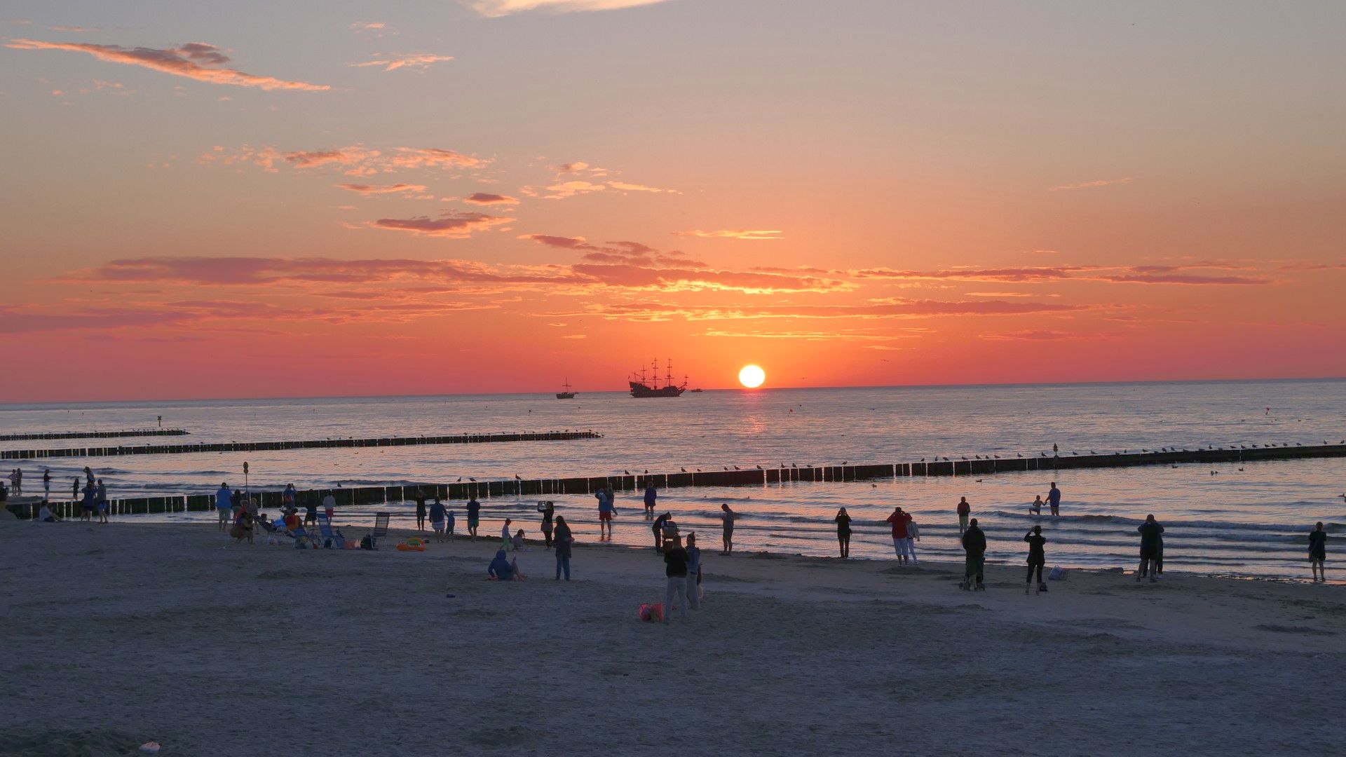 Słoneczna plaża w Ustce, rodzina nad Bałtykiem